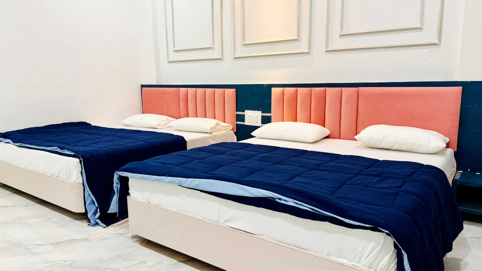 Four Bed AC Room Sofa Seating
